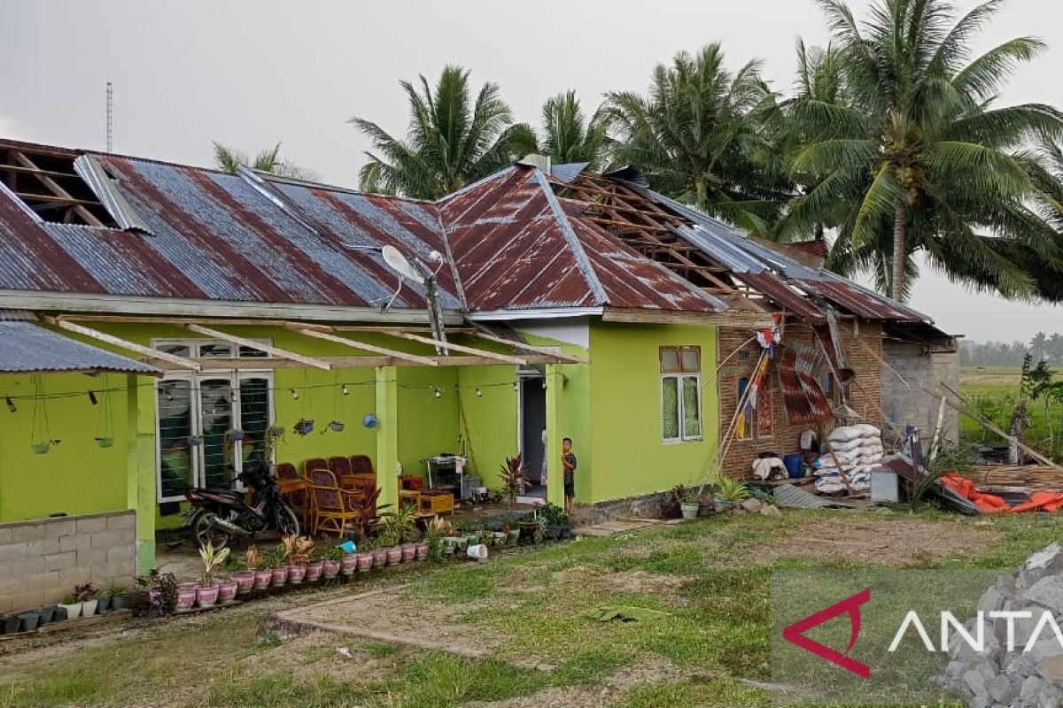 Bangunan warga Desa Payu Mootilango rusak diterjang angin puting beliung