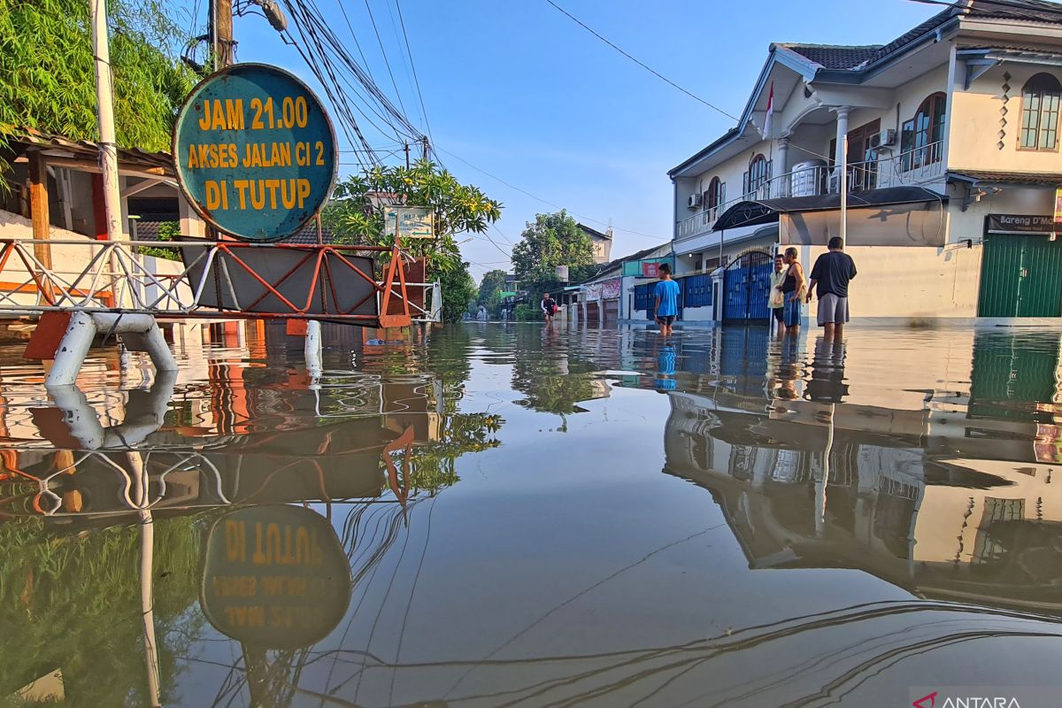 Pemkot Jakbar bangun turap untuk cegah banjir di Kembangan