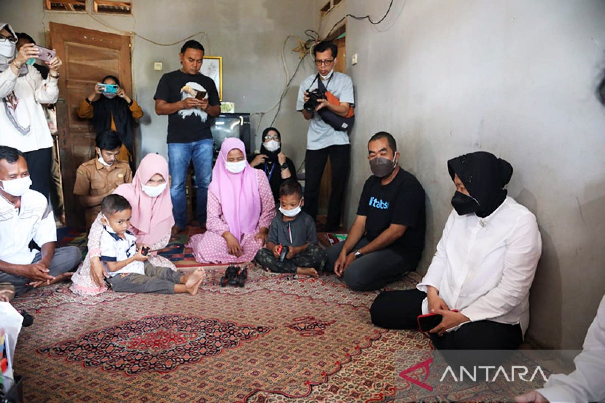 Anak penderita jantung dan mata di Lebak diberi bantuan Mensos