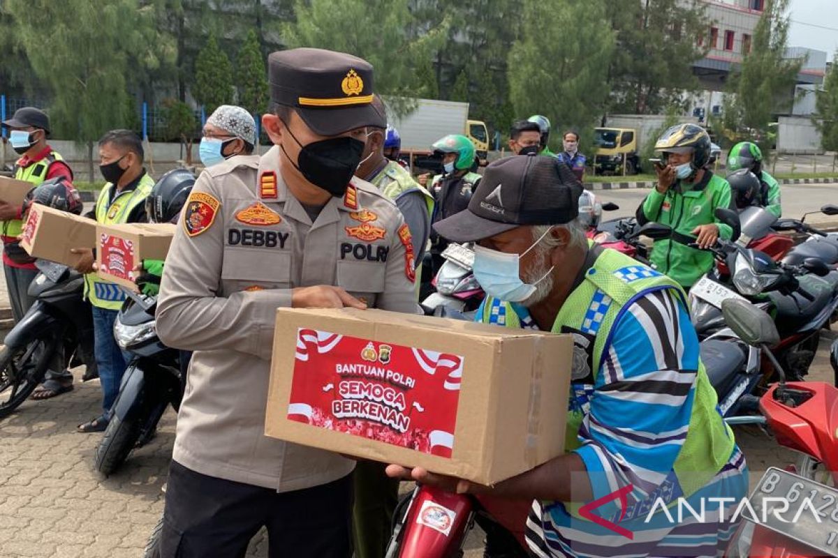Polisi bantu warga pesisir terdampak penyesuaian harga BBM di Jakut