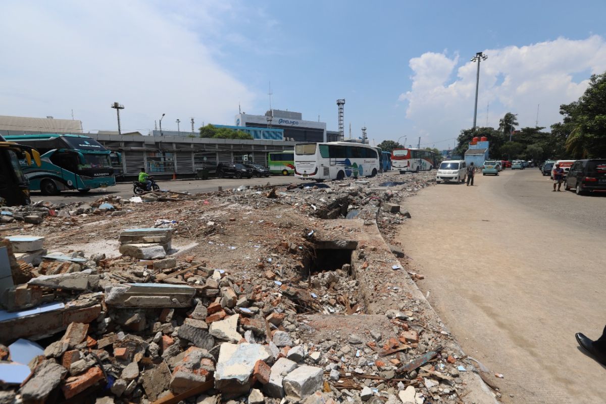 Bangunan kios di Terminal Tanjung Priok rata dengan tanah