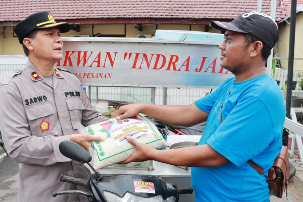 Kenaikan BBM, polisi Mojokerto bagikan 1 ton beras kepada warga terdampak