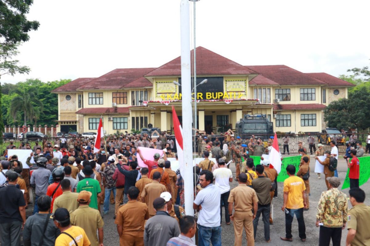 Polres Lampung Timur amankan aksi unjuk rasa aparatur desa