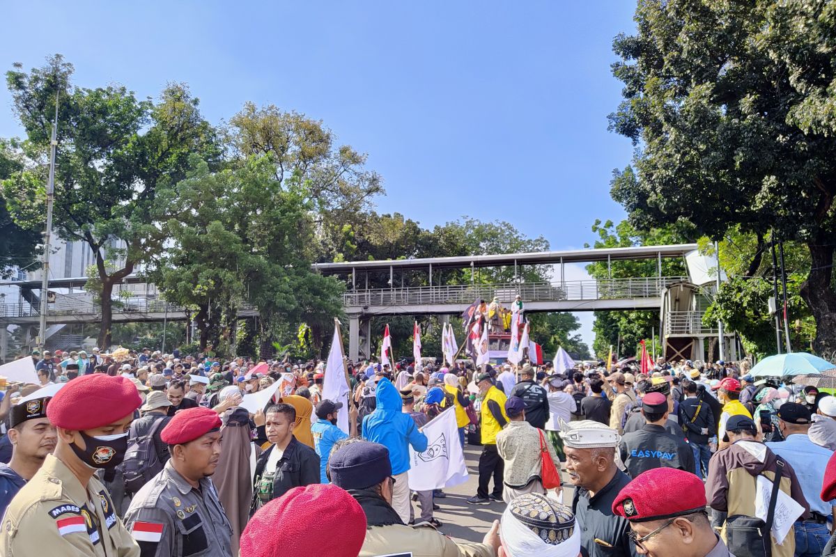 Massa GNPR berunjuk rasa di Patung Kuda Monas