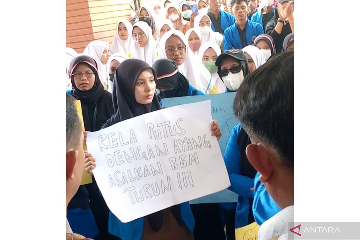 Perjuangkan nasib guru PPPK, Aliansi Mahasiswa Pasbar berunjuk rasa ke DPRD