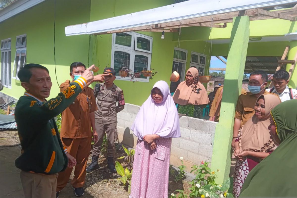 Bupati Gorontalo serahkan bantuan bagi korban angin puting beliung
