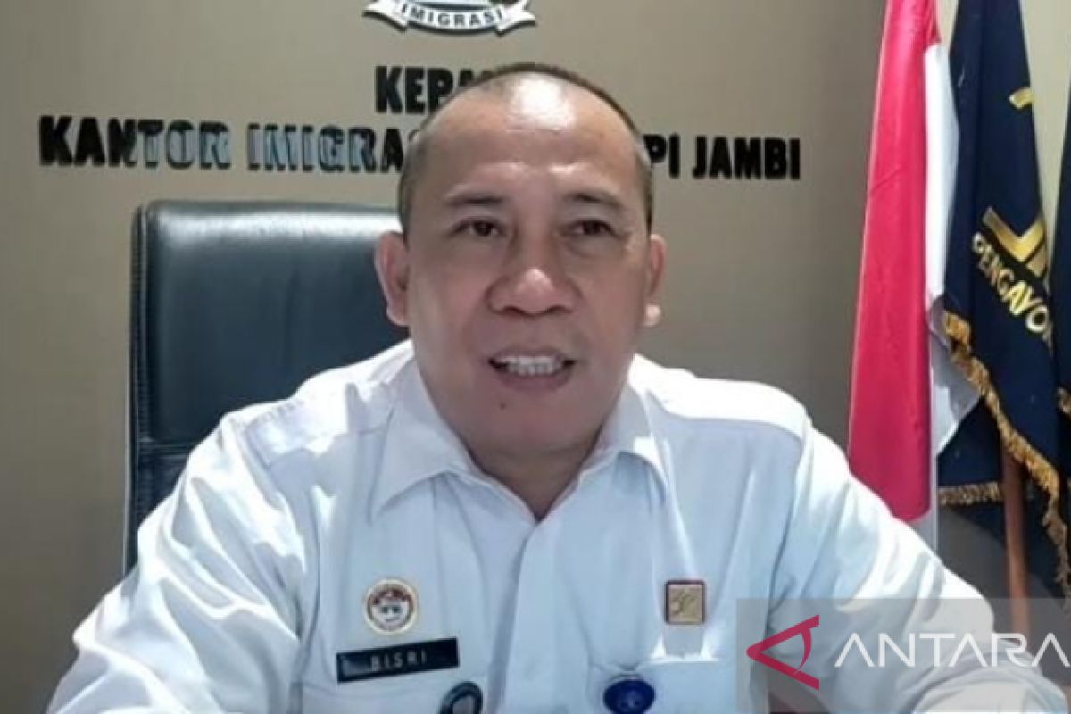 Imigrasi Jambi deportasi enam WN Malaysia dan Singapura
