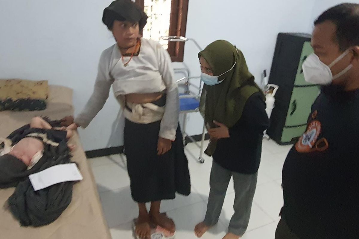 Tim medis Sahabat Relawan Indonesia berikan obat-obatan bagi warga  Badui Dalam