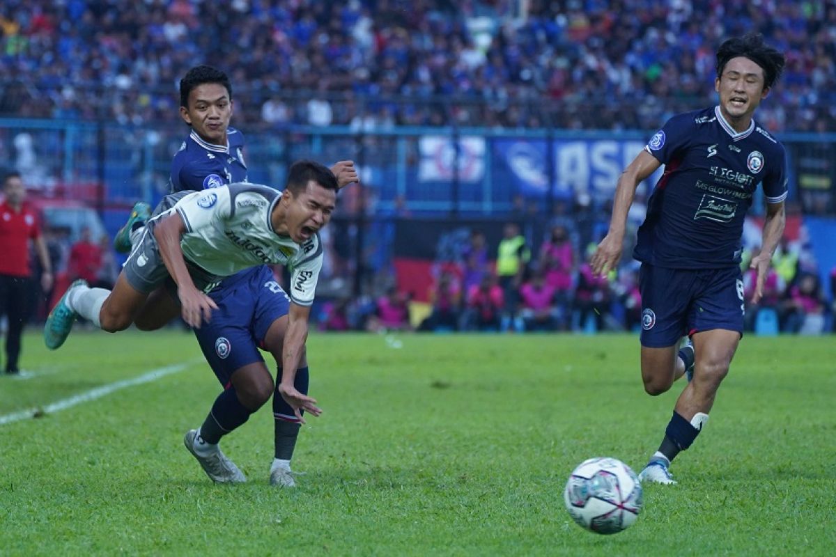 Patah tulang selangka, gelandang Persib Erwin Ramdhani tak main hingga akhir putaran pertama