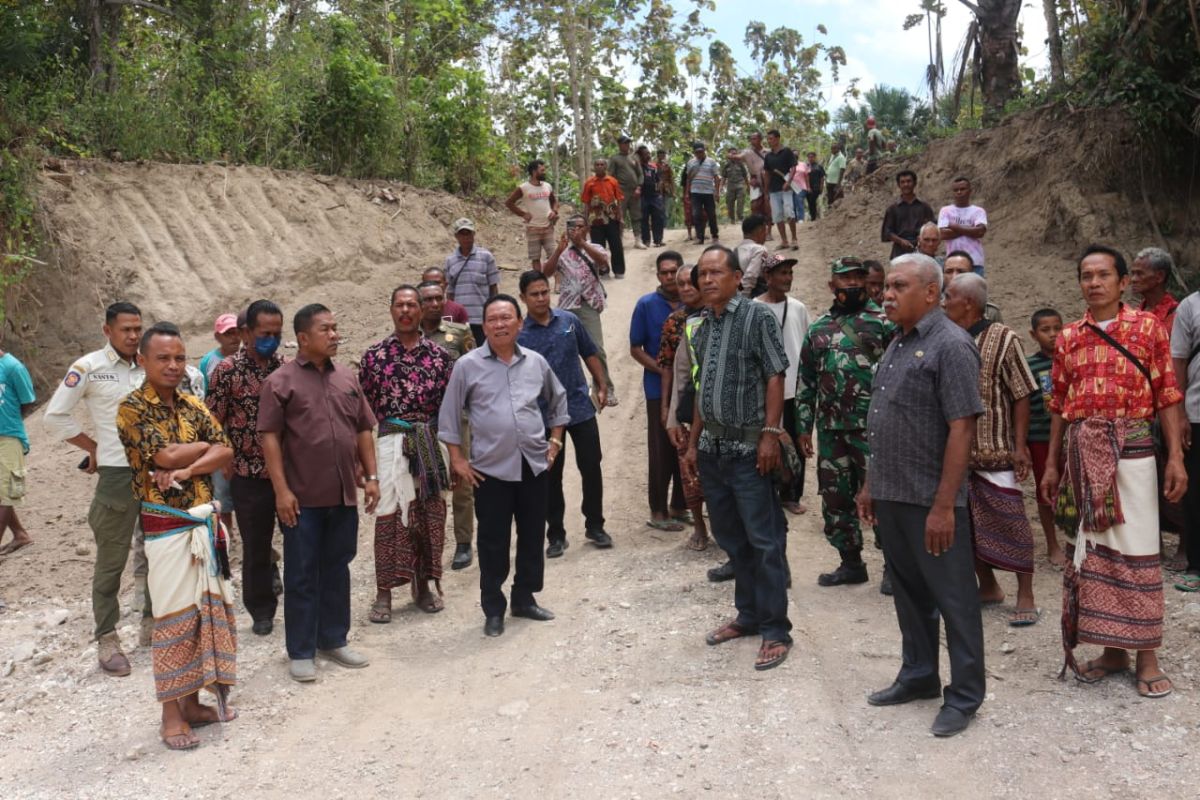 Bupati Kupang apresiasi warga bangun jalan baru  tiga km