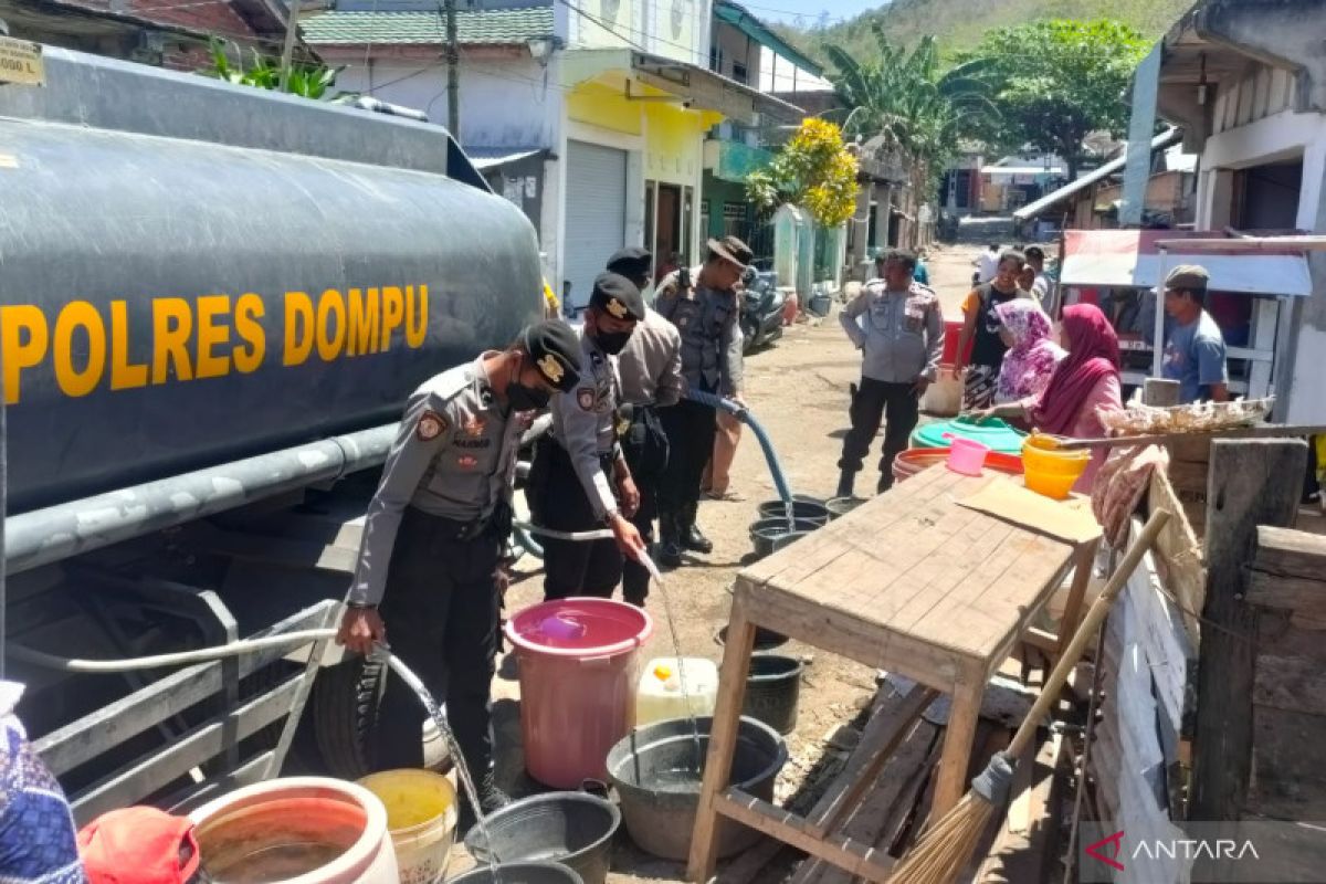 Polres Dompu menyalurkan air bersih ke masyarakat terdampak kekeringan