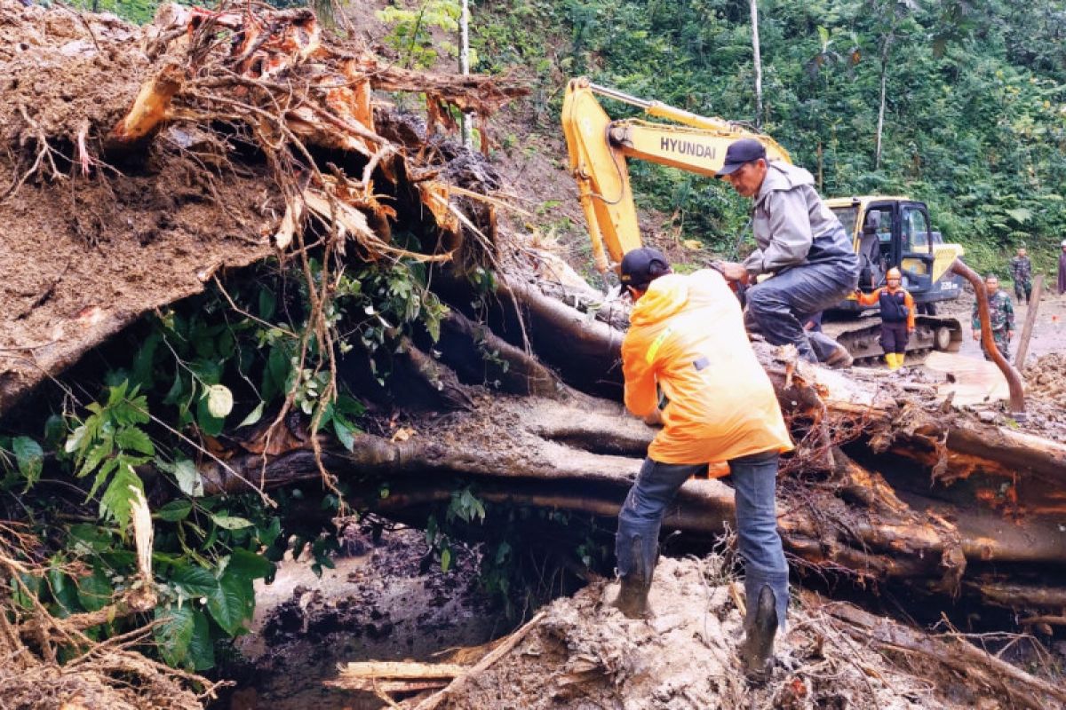 BPBD Lumajang: Waspadai longsor di jalur Piket Nol