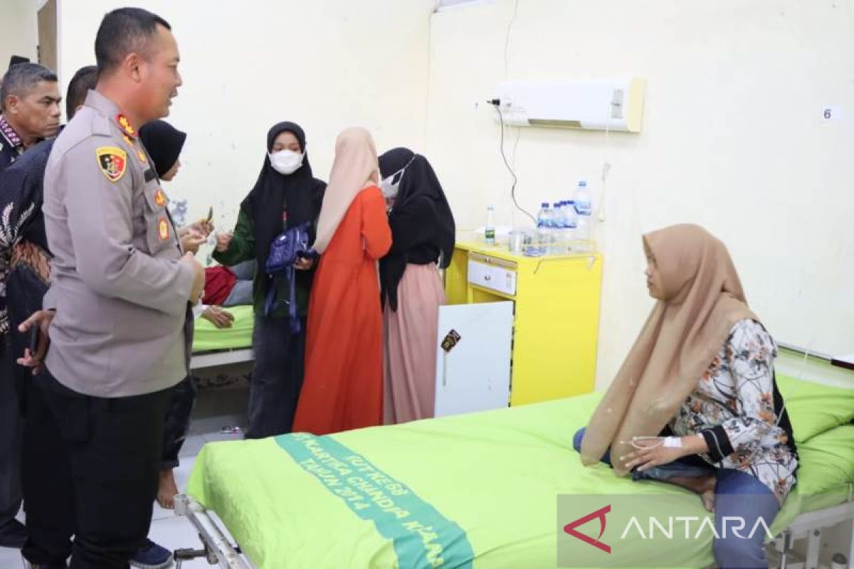 Kapolres Aceh Barat bezuk dua korban gas air mata di RS Kesrem Meulaboh