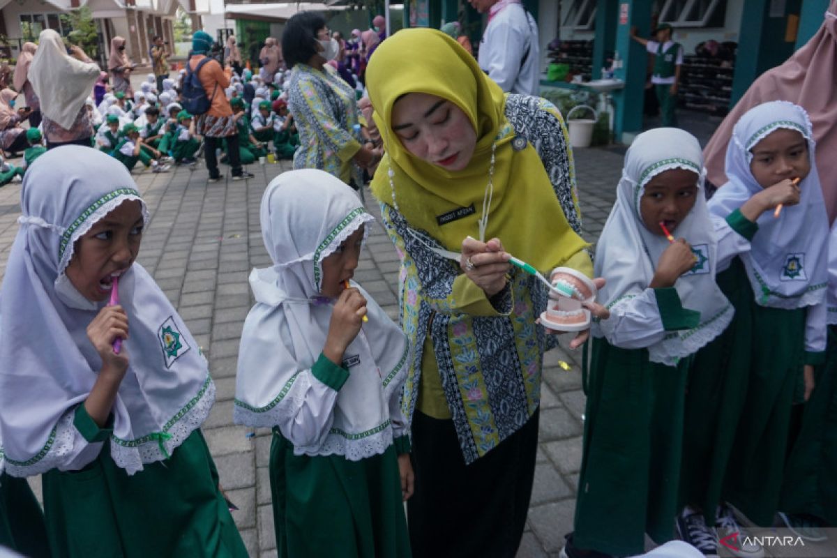 Dokter: Makanan bersuhu ekstrim bukan penyebab gigi sensitif