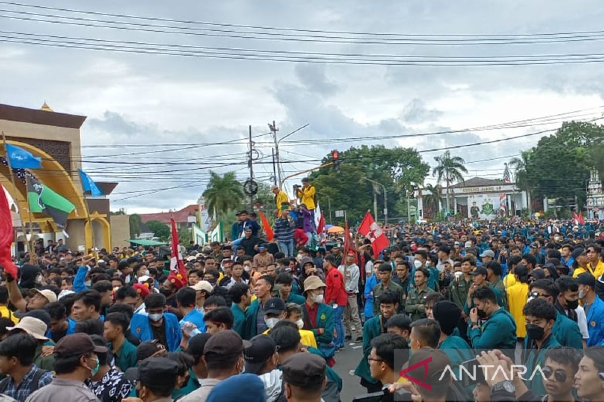 Polisi tangkap tiga mahasiswa saat unjuk rasa di DPRD Provinsi Bengkulu