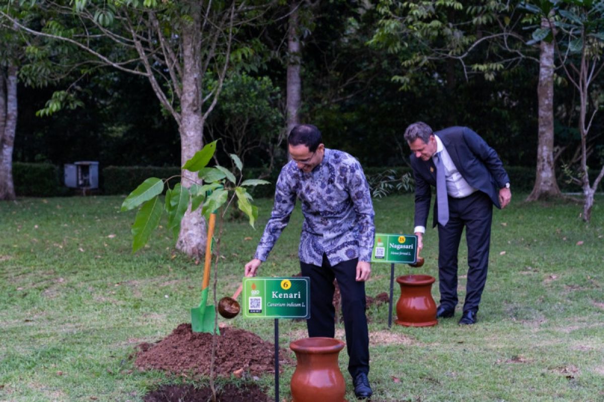 Aksi tanam pohon delegasi G20 untuk warisan budaya di kawasan Candi Borobudur