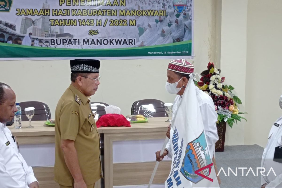 Wabup Manokwari Edi Budoyo terima kedatangan jamaah haji