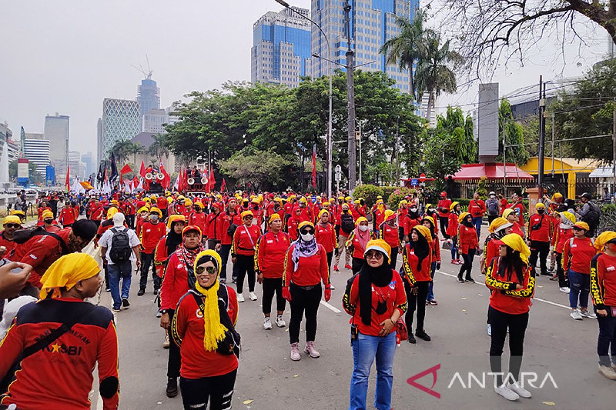 Buruh dan mahasiswa bergerak ke Patung Kuda usai dua jam padati Jalan Thamrin