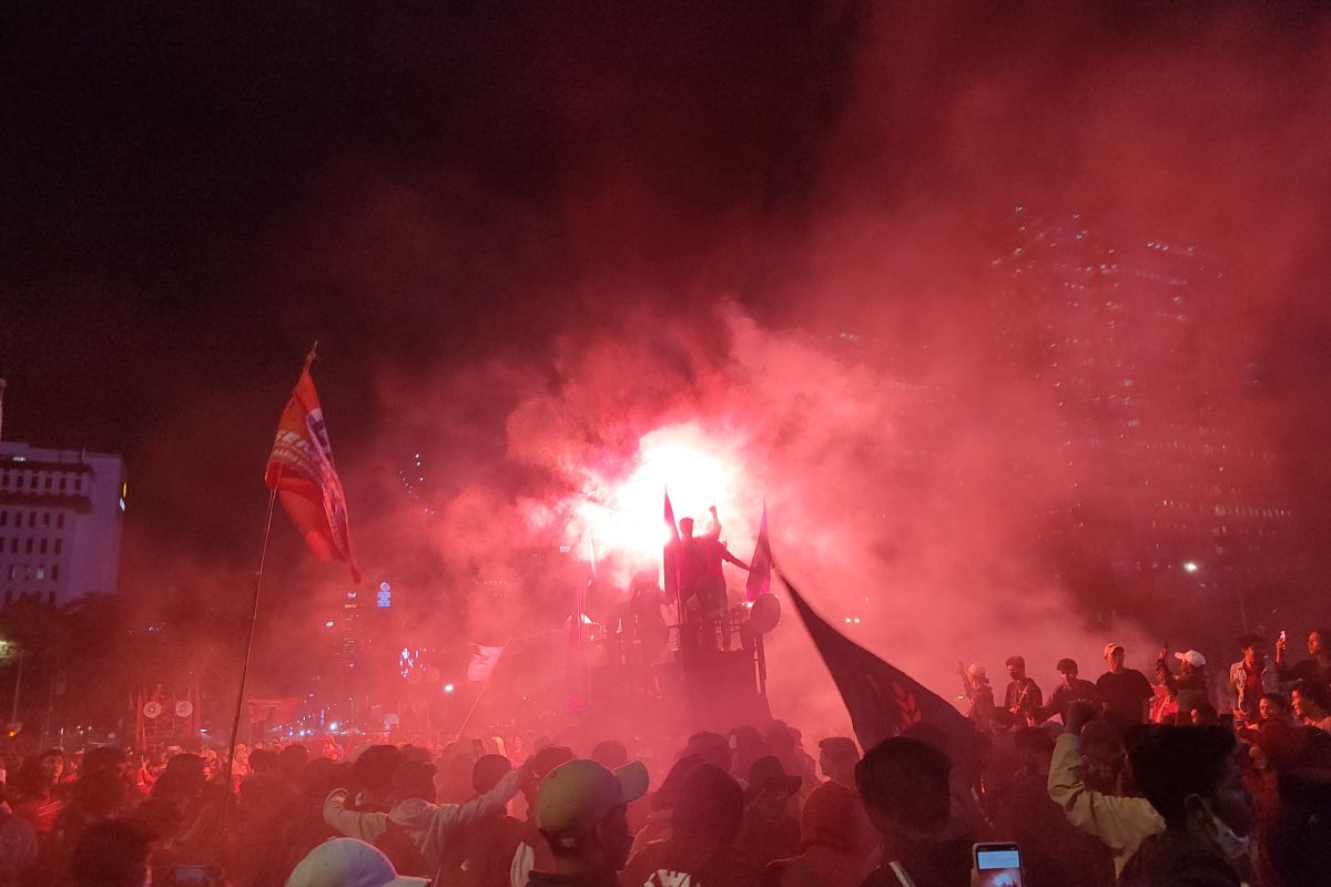 Unjuk rasa buruh dan mahasiswa masih bertahan di Patung Kuda pada Selasa malam