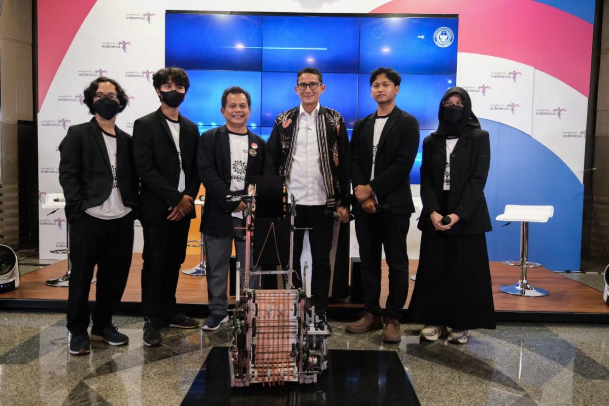 Menparekraf Sandi Uno harap tim robot Indonesia R2045 juarai kompetisi di Swiss