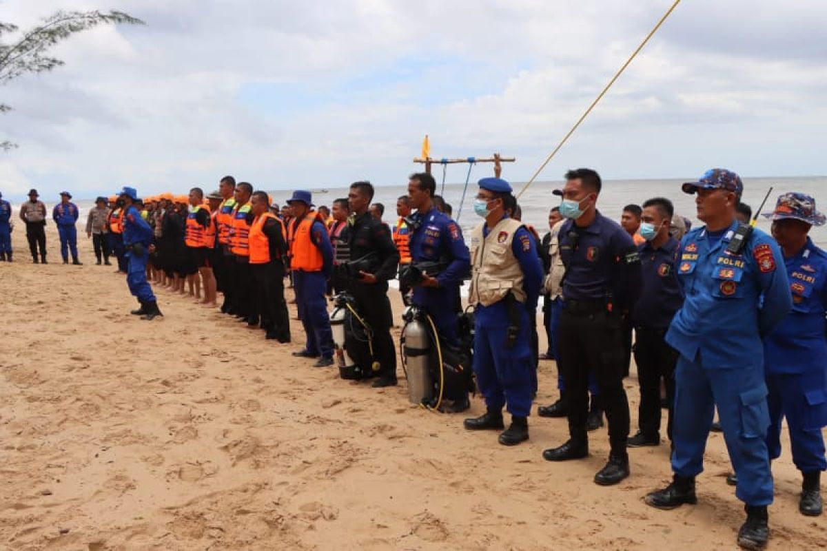 Anggota Polda Kalteng tingkatkan kemampuan SAR di Pantai Ujung Pandaran