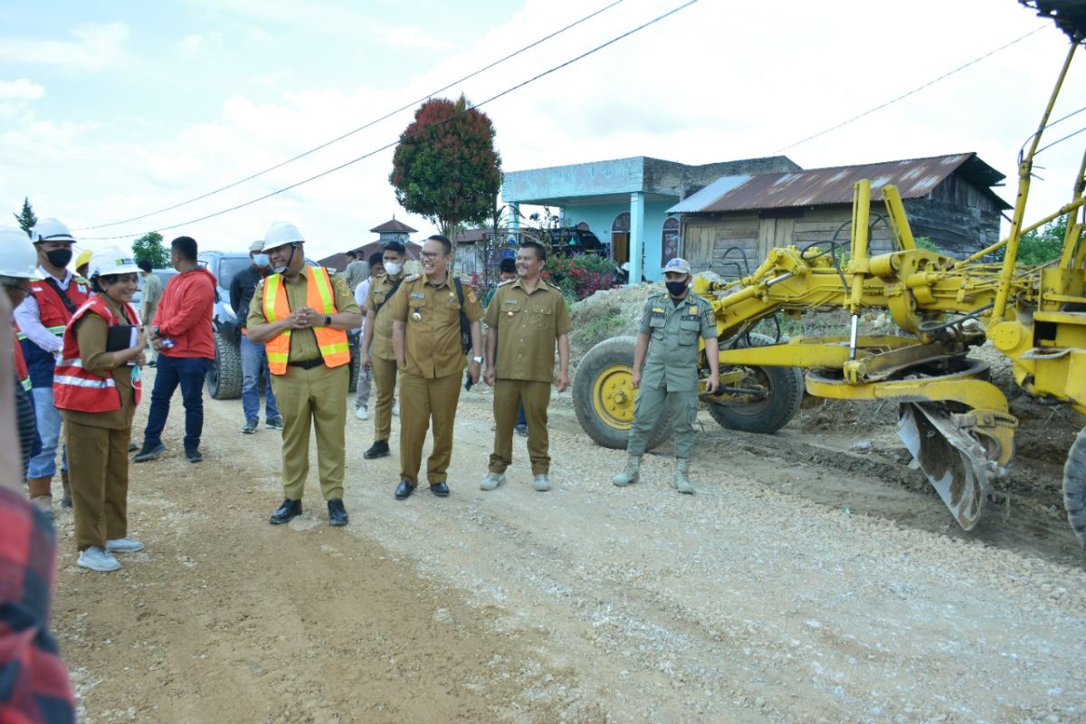 Bupati targetkan akhir tahun pengerjaan hotmix Panji Dabutar-Lae Gerat rampung