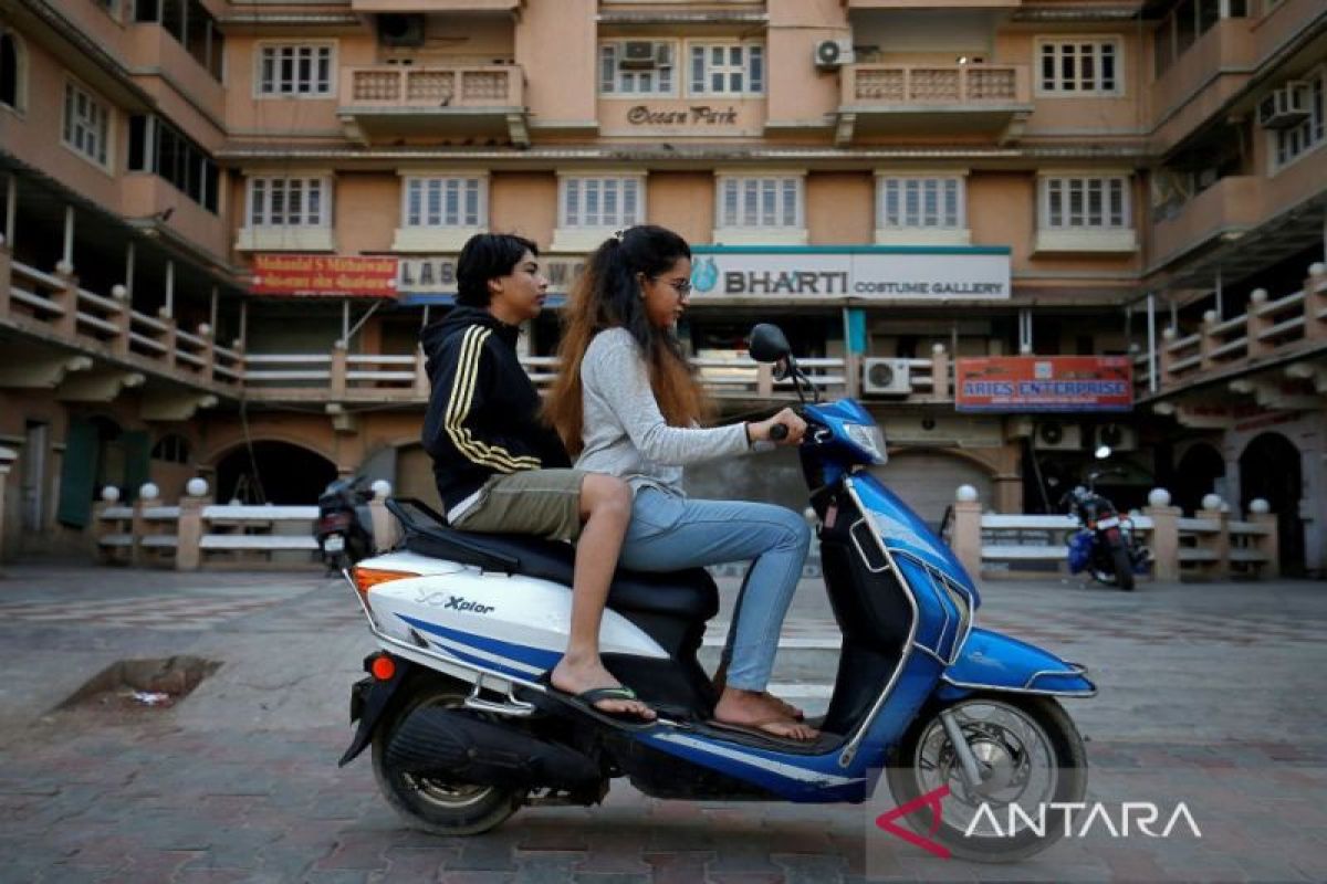 Ruang pamer skuter listrik di India terbakar, delapan tewas