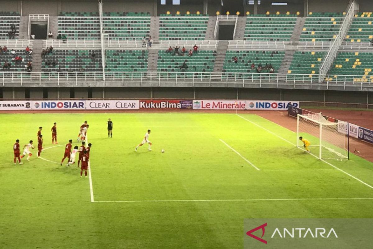 Pelatih Vietnam tak permasalahkan bau sampah di Stadion GBT Surabaya