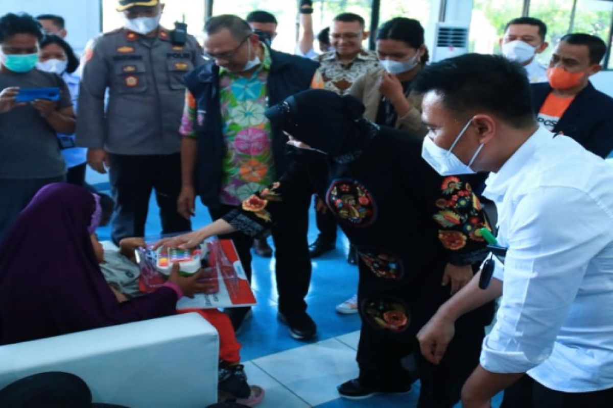 Menteri Sosial serahkan  bantuan ke penderita penyakit berat di Sumut