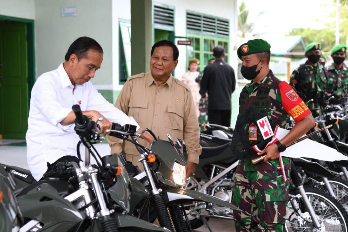 Presiden Jokowi didampingi Prabowo tinjau penyerahan kendaraan bermotor di Kodim 1503/Tual