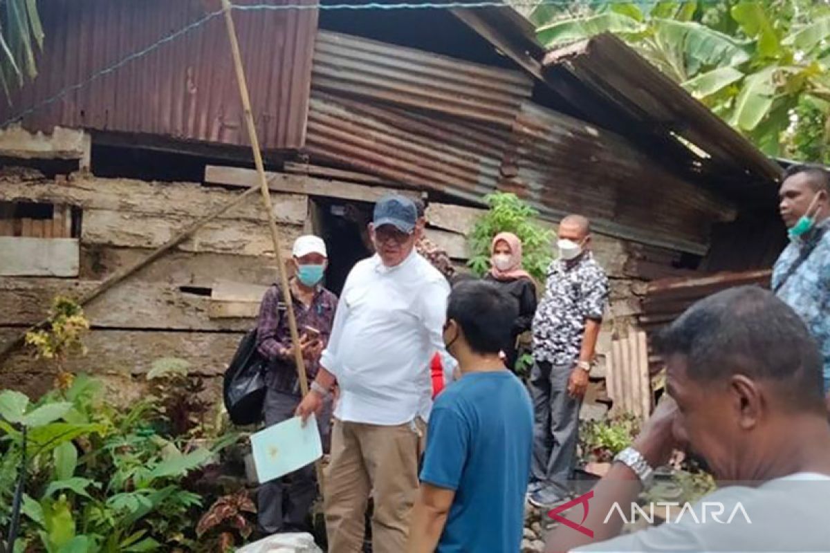 Bupati Malra Pastikan Pembangunan Dua Rumah Warga Tidak Layak Huni Di Soinrat