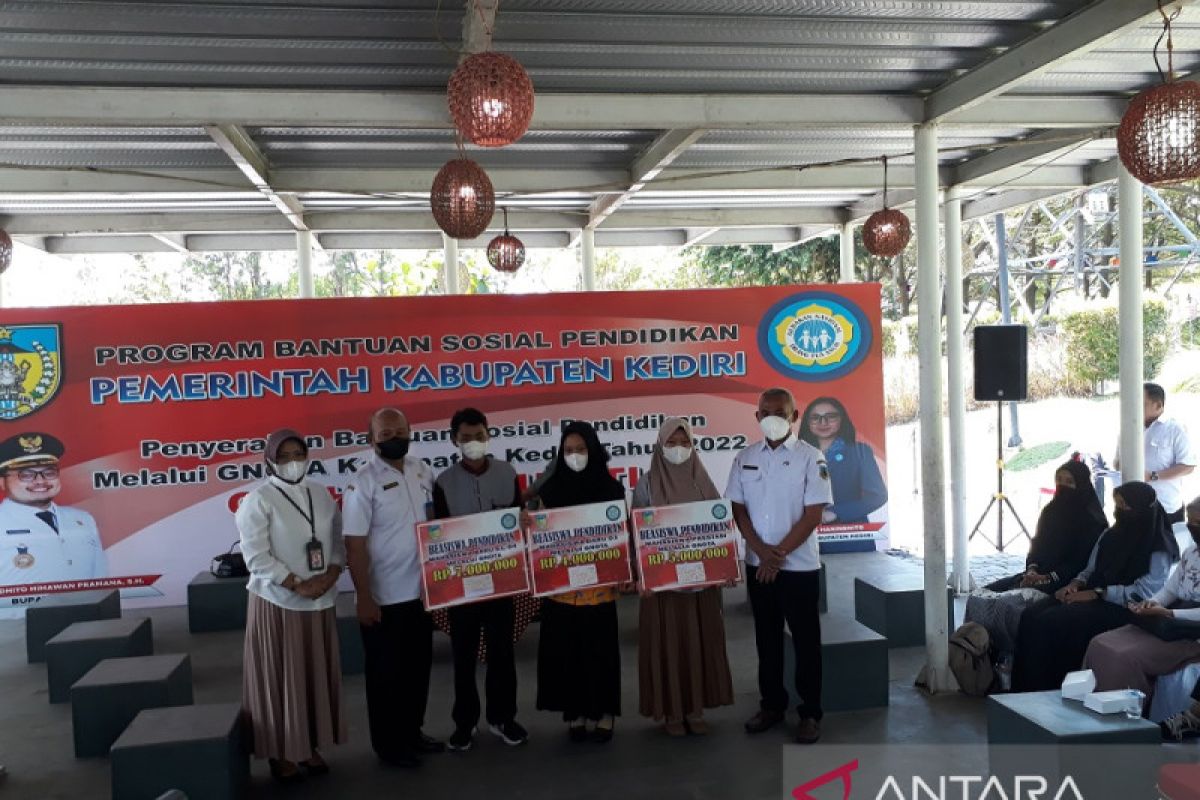 Sebanyak 241 mahasiswa baru di Kabupaten Kediri dapat beasiswa