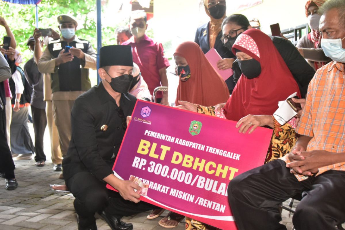 Pemkab Trenggalek salurkan bantuan warga terdampak kenaikan BBM