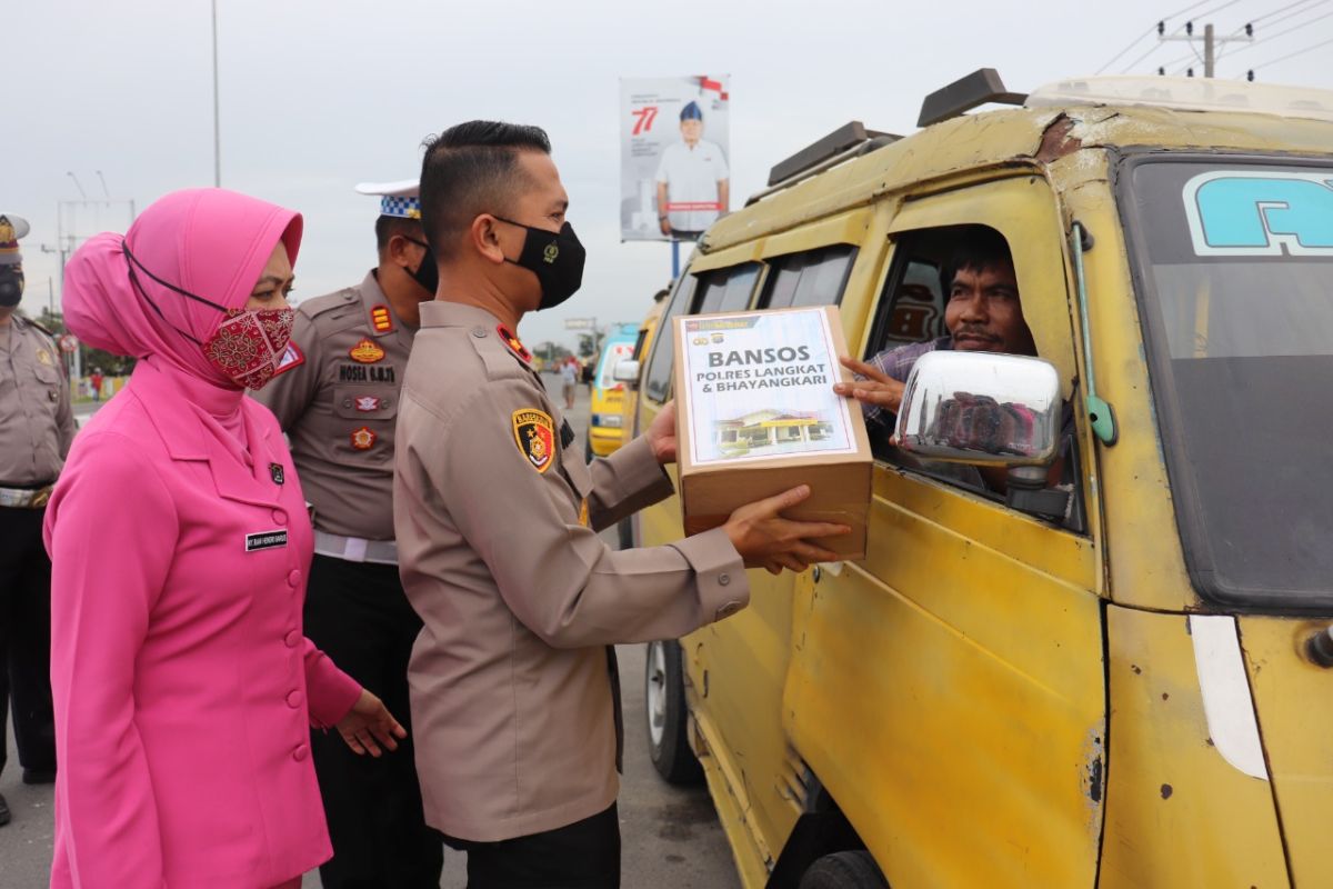 Kurangi beban supir angkot, Kapolres Langkat bagi-bagi sembako