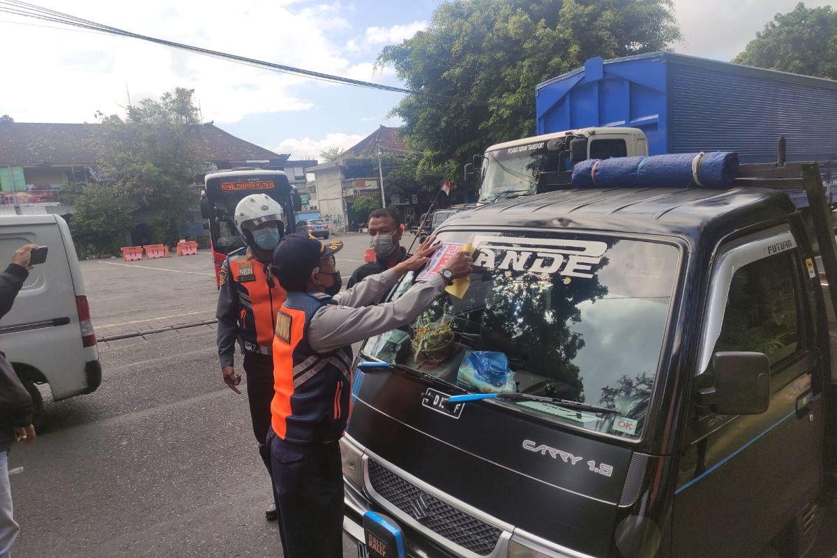 Aparat gabungan di Denpasar jaring 23 kendaraan parkir sembarangan