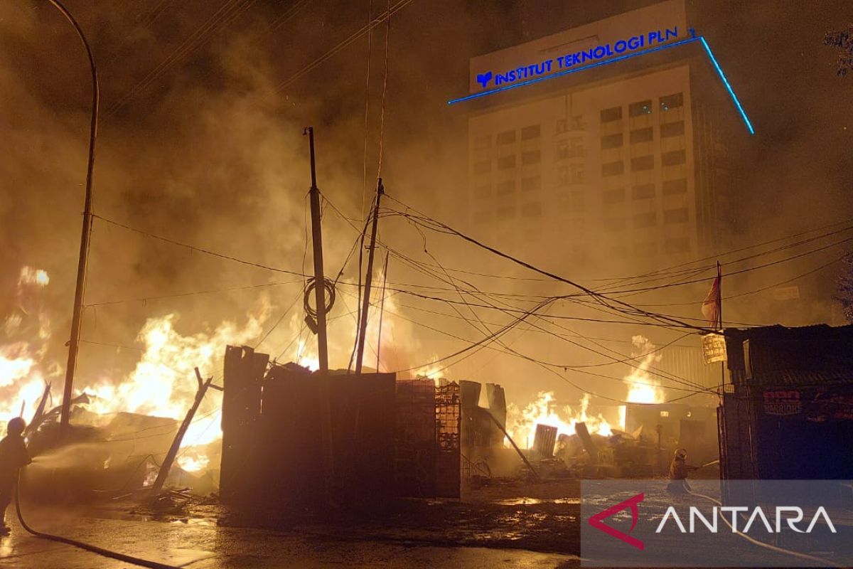 Petugas Damkar padamkan api bakar 20 lapak di Cengkareng