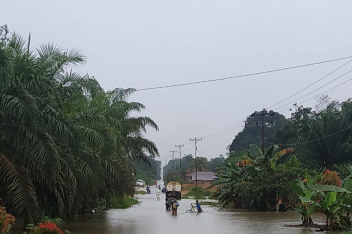 Banjir rendam akses jalan utama Kecamatan Belitang Sekadau