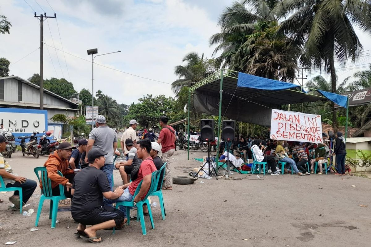 Warga blokir akses jalan masuk Pelabuhan Talang Duku Jambi