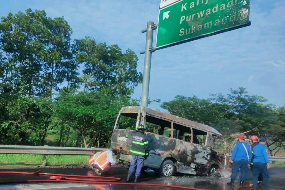 Sebuah kendaraan elf terbakar di jalan Tol Cipali