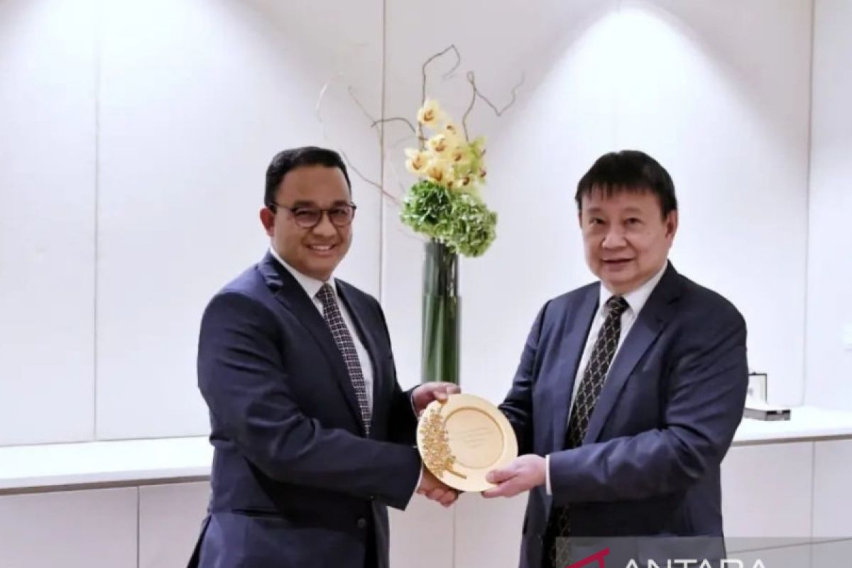 Jakarta Governor receives Lee Kuan Yew fellowship from Singapore
