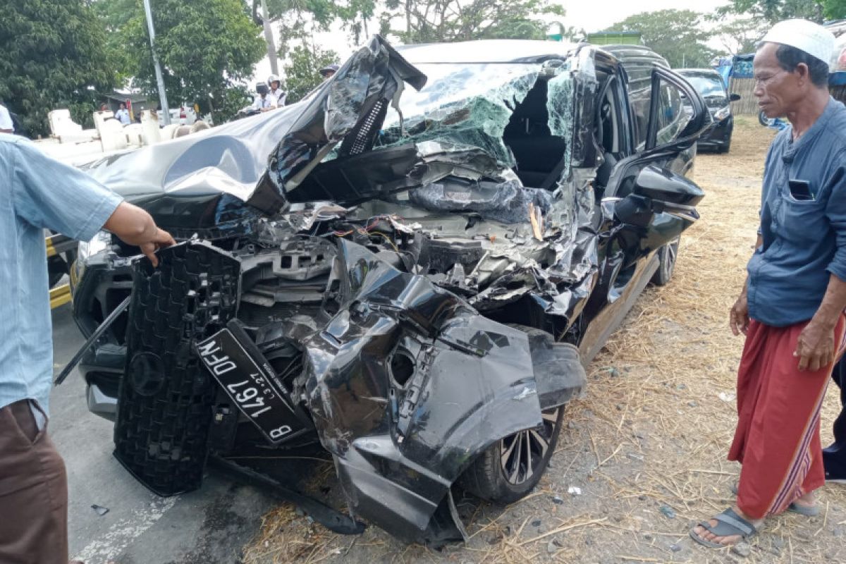 Kecelakaan di Bypass Praya Barat, minibus hancur korban masuk RSUP
