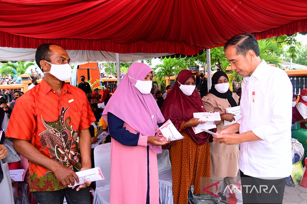 Presiden Jokowi tinjau penyaluran bansos di Maluku Tenggara