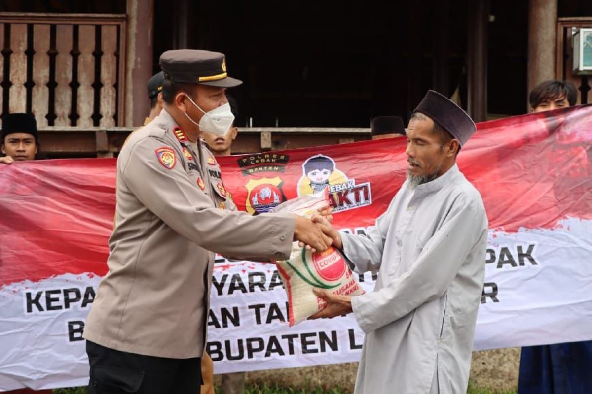 Polres Lebak bagikan sembako kepada waga Badui terdampak bencana alam