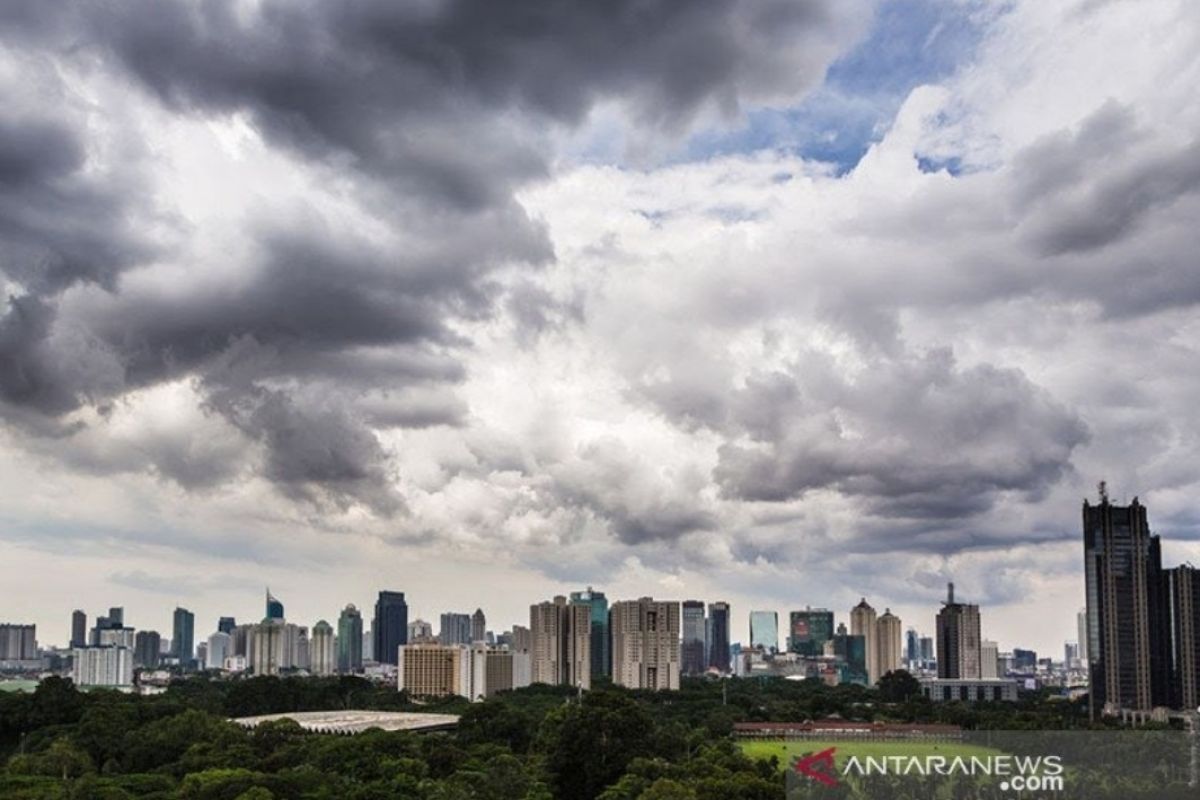 Sejumlah wilayah Jakarta berpotensi hujan petir dan angin pada siang