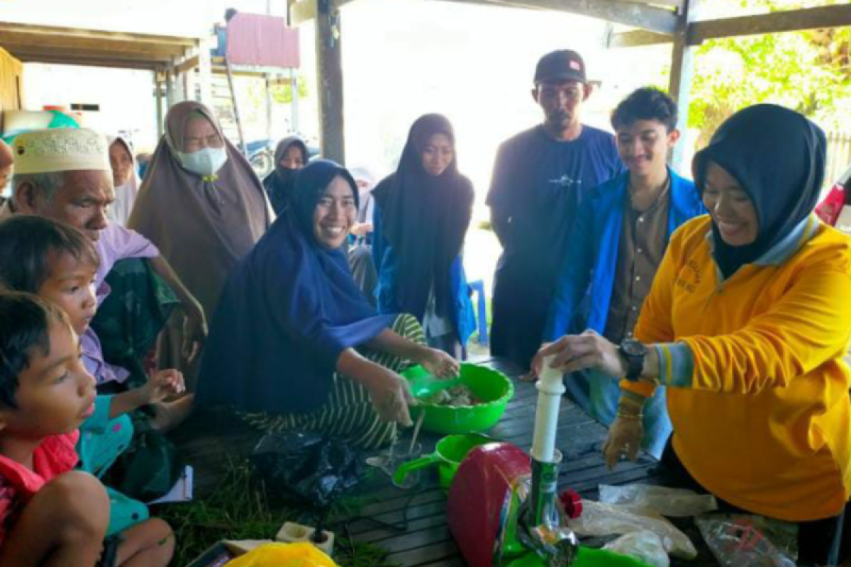 Dosen Unismuh Makassar latih warga buat pakan ikan berbasis limbah sayur