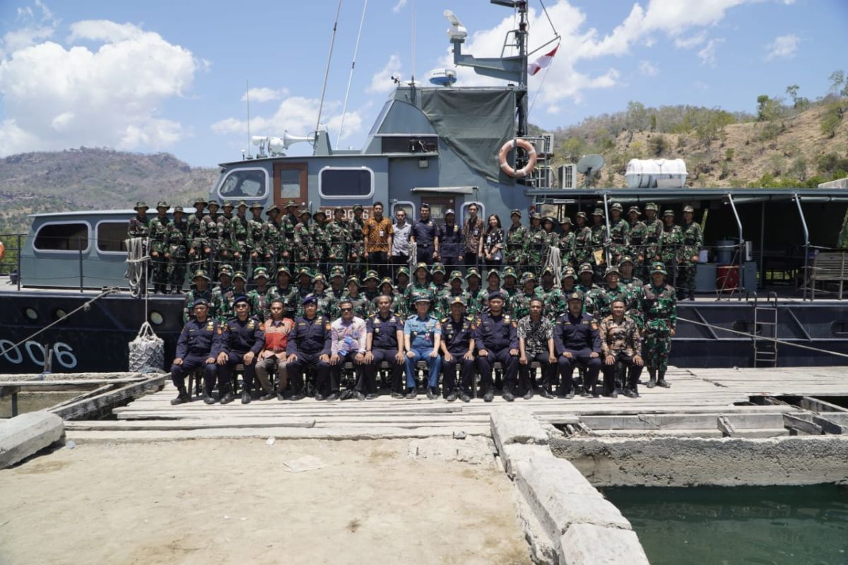 Puluhan mahasiswa Unhan Atambua studi lapangan ke kapal Bea Cukai