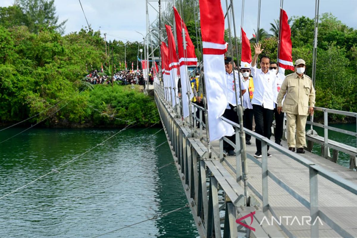 Presiden Jokowi resmikan Jembatan Gantung Wear Fair di Maluku