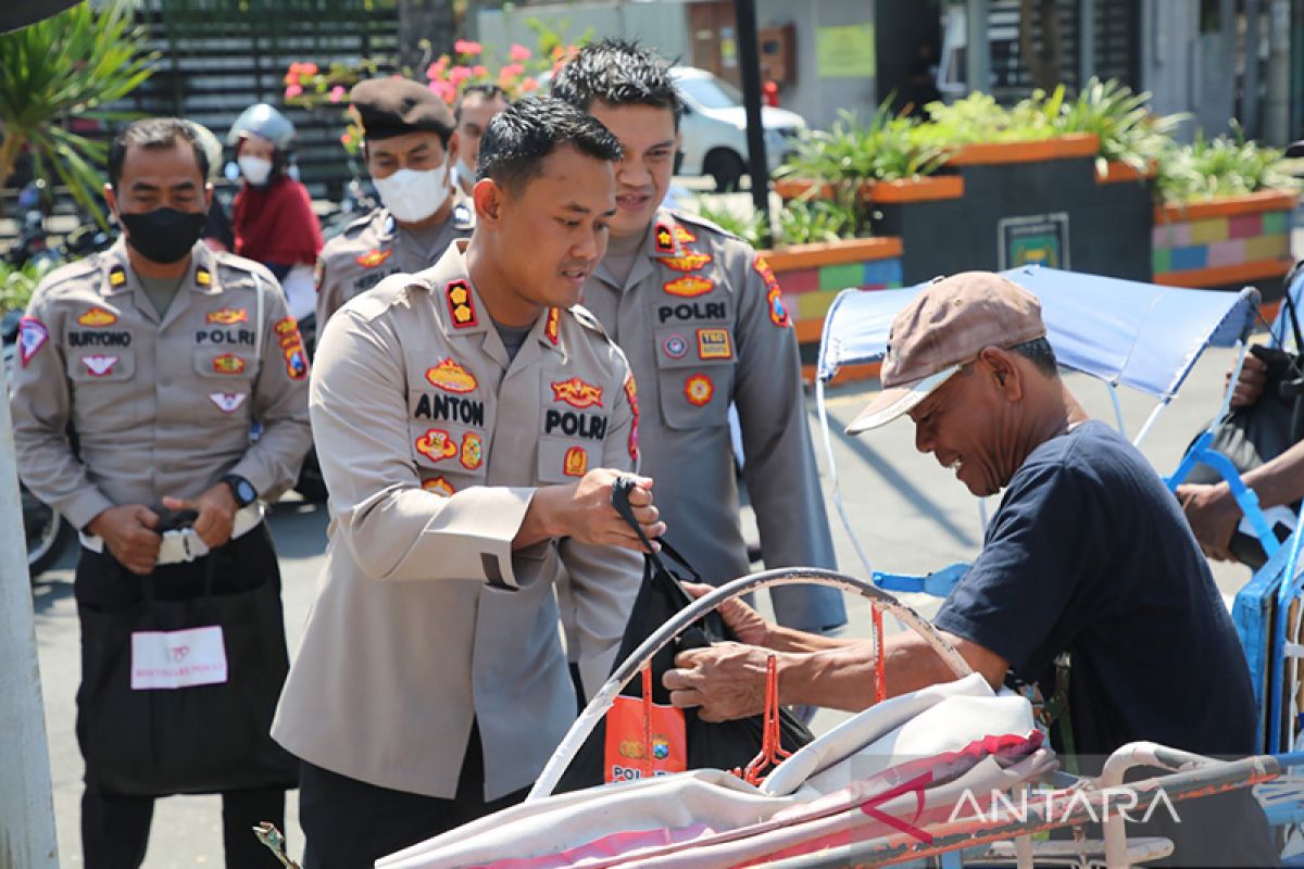 Polres Madiun bagikan 1.500 sembako untuk warga terdampak kenaikan BBM