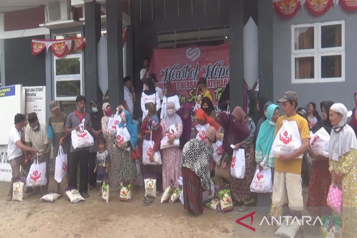 Puluhan warga kurang mampu di Kapuas terima bantuan sembako