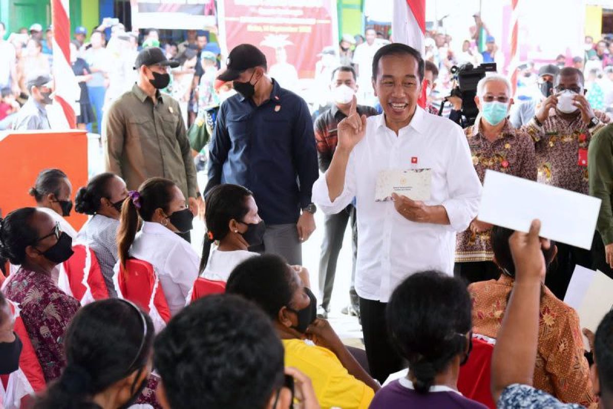 Jokowi reviews social aid distribution in Aru Islands